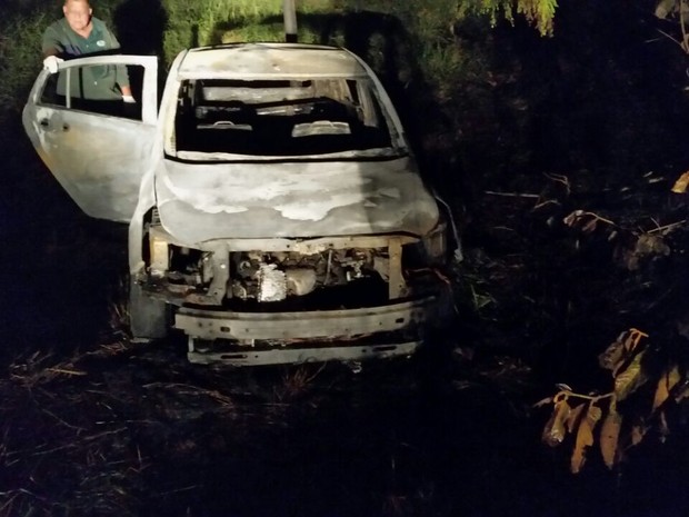 Carro com o corpo do professor universitário foi incendiado para despistar a polícia (Foto: Divulgação/Polícia Civil)